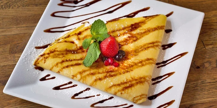 Dvě francouzské crepes s karafou vína a teplým nápojem dle výběru