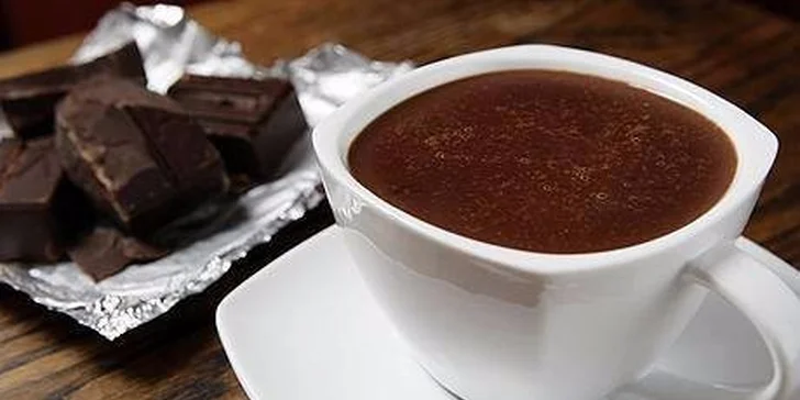 Dvě francouzské crepes s karafou vína a teplým nápojem dle výběru