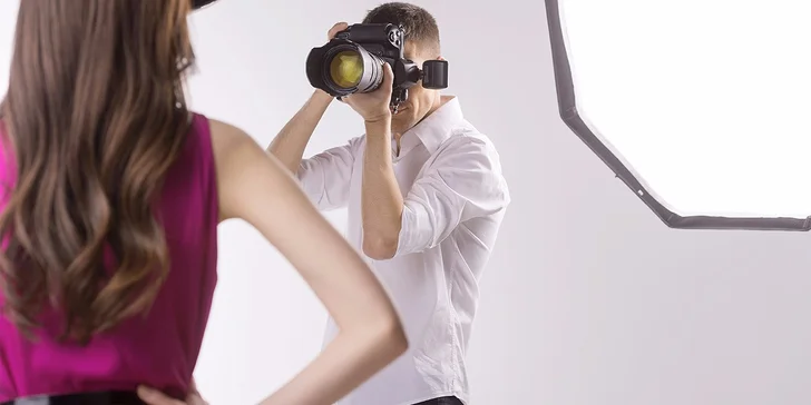 Až 3 hodiny před objektivem profesionálního fotografa