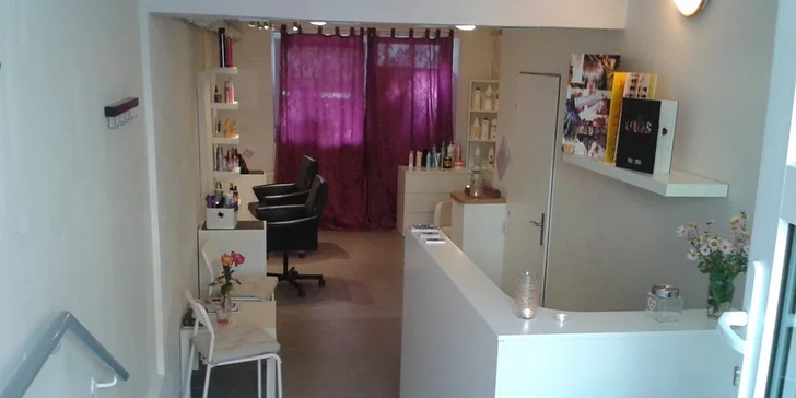 Moderní střih s melírem a stylingem