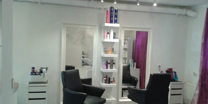 Moderní střih s melírem a stylingem