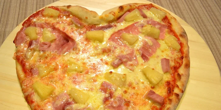 Dvě speciální pizzy ve tvaru srdce a s příchutí dle výběru