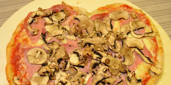 Dvě speciální pizzy ve tvaru srdce a s příchutí dle výběru