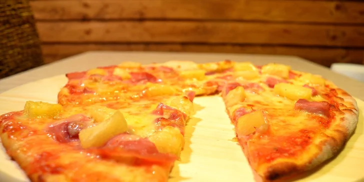 Dvě speciální pizzy ve tvaru srdce a s příchutí dle výběru