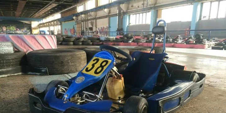 Jízda v nadupané motokáře na trati plné zatáček
