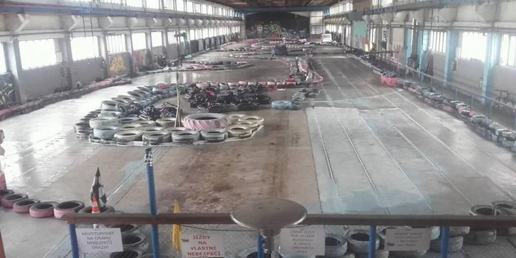 Jízda v nadupané motokáře na trati plné zatáček