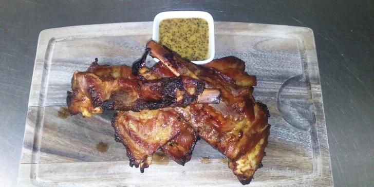 2x 800 g lahodných grilovaných žeber na medu a pečivo