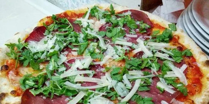 Obří pizza pro velké jedlíky nebo dvě klasické pizzy