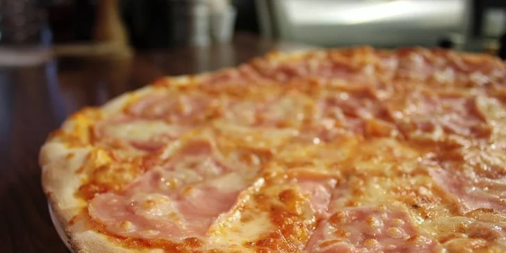Obří pizza pro velké jedlíky nebo dvě klasické pizzy