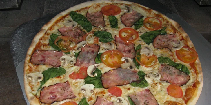 Téměř půlmetrová pizza dle vašeho výběru z pravé italské pece