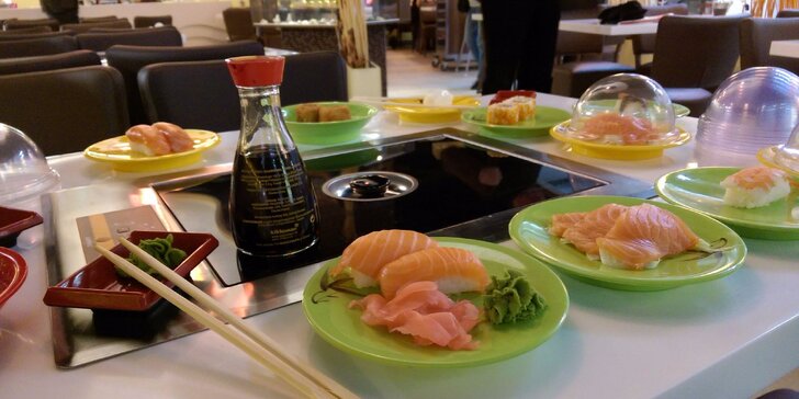 Snězte za 3 hodiny, co můžete: running sushi a grilování na stole