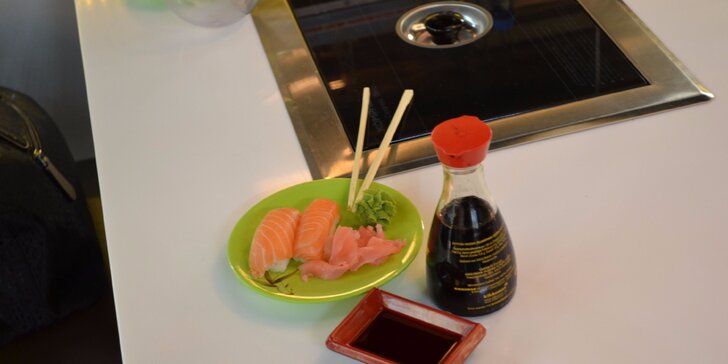Snězte za 3 hodiny, co můžete: running sushi a grilování na stole