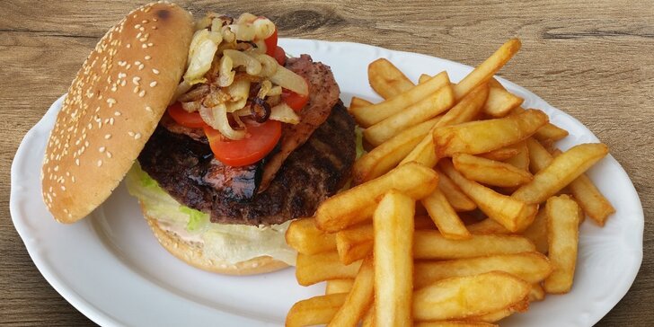 Poctivý burger Speciál s porcí zlatavých hranolků ve Steak&Burger Baru