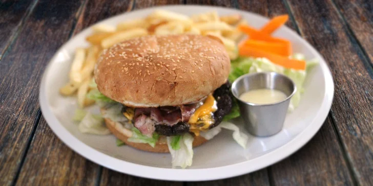 Dva burgery dle vlastního gusta s hranolky, salátem a omáčkami