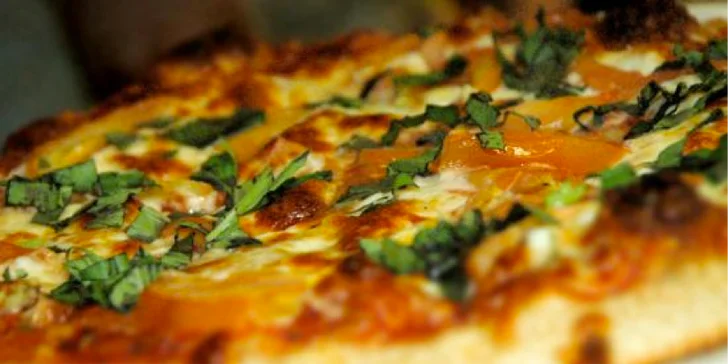 Lahodná pizza dle vlastního výběru v Penzionu u Bakaláře
