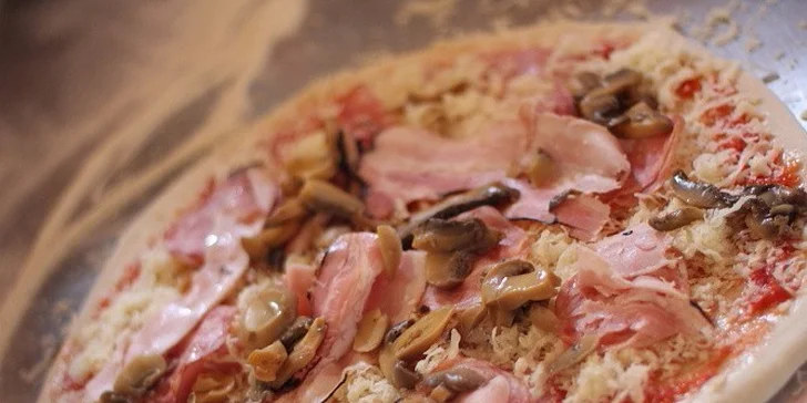 Lahodná pizza dle vlastního výběru v Penzionu u Bakaláře