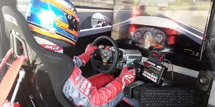 Realistický závodní simulátor iRacing