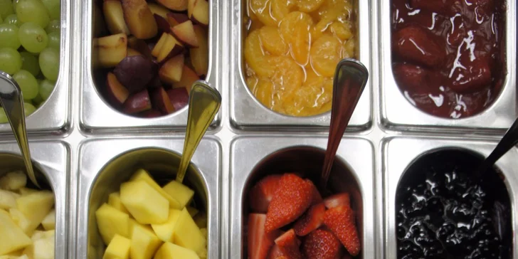 Zdravé mlsání: 200 gramů frozen yogurtu s ovocem a posypy dle vaší fantazie