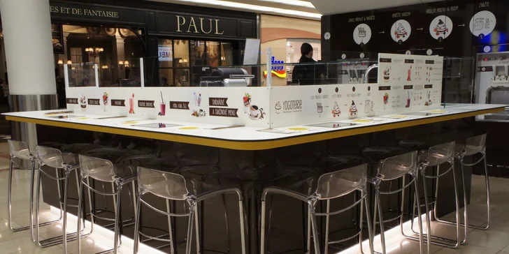 Frozen yogurt chutná i v zimě: 200g porce s ovocem a posypy podle fantazie