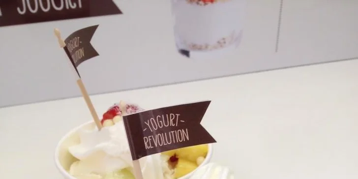 Zdravé mlsání: 200 gramů frozen yogurtu s ovocem a posypy dle vaší fantazie