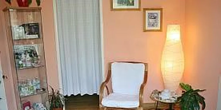 Nožky jako v bavlnce: Profesionální mokrá pedikúra vč. peelingu a lakování