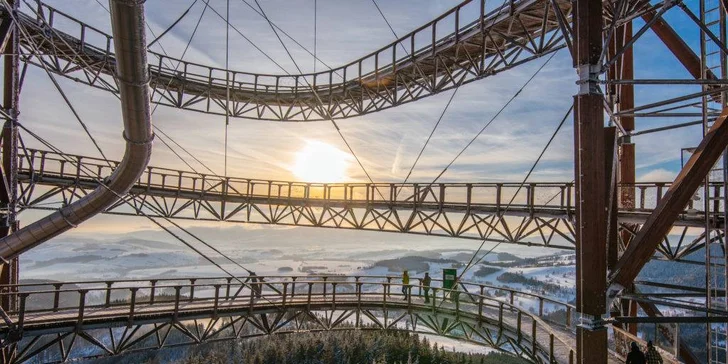 Navštivte určitě nedaleký Národní park Stolových hor a stezku v korunách stromů.