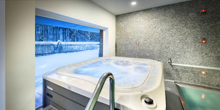 Ve wellness je bazén s integrovanou vířivkou a chrliči vody a finská sauna. Nechybí ani brouzdaliště pro děti. 