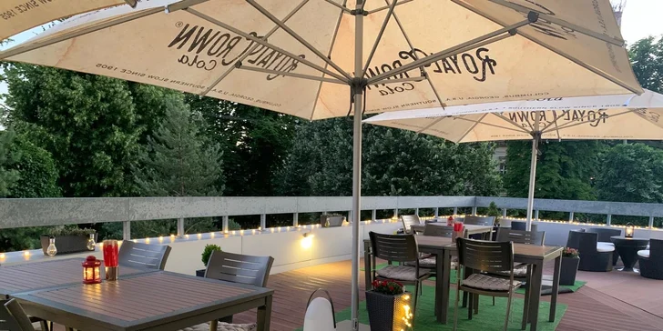 SUSHIHANIL disponuje letnou terasou, na ktorej sa vám bude počas sezóny príjemne leňošiť. 

