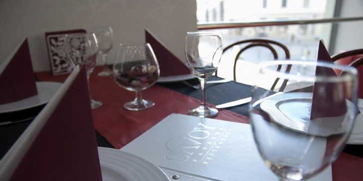 Domácí vafle a káva dle vlastního výběru v noblesní kavárně Savoy