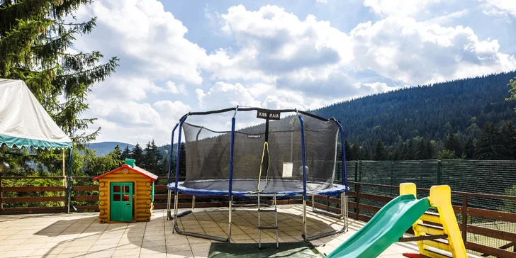 Letní terasa hotelové restaurace a k tomu dětské hřiště? Ideální kombinace pro rodiny.