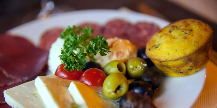 Balkánský předkrm, mořský vlk a grilovaná zelenina v menu pro dvě osoby