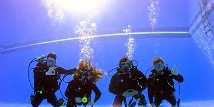 Potápěčský kurz Open Water Diver s 9 ponory. Vhodné už ve věku od 12 let. Získejte mezinárodní certifikát sportovního potápěče.