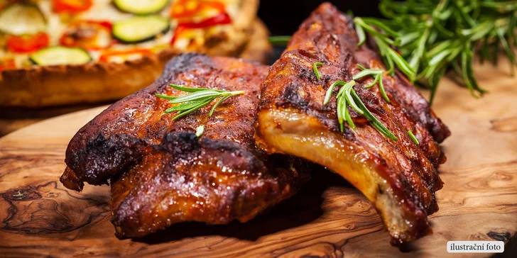 Kilo uzených žeber na grilu + pečivo v pivním šenku Čtyři růže
