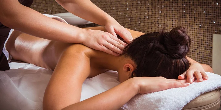 Příjemná relaxační masáž zad a šíje masážním olejem Devatero kvítí