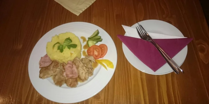 Dvě šťavnaté panenky zabalené ve slanině v Petřvalďance