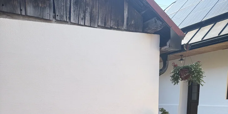 Vonku je k dispozícii terasa s možnosťou grilovania.