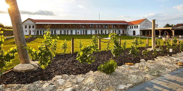 Vinařství i hotel tu navazuje na rodinnou tradici započatou ještě před sametovou revolucí. 