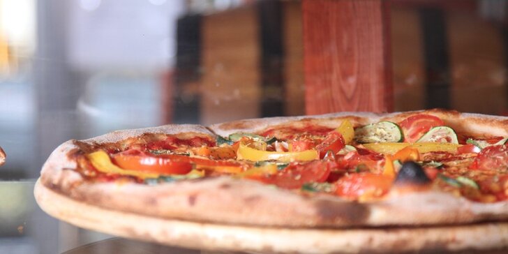 Poskládejte si pizzu o průměru 40 cm v bistru La Speranza v centru