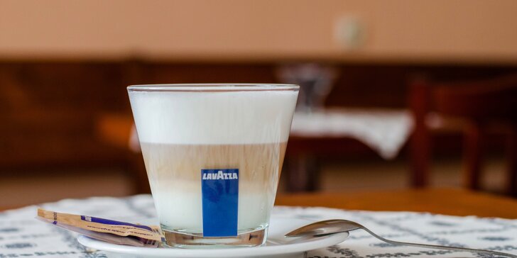 Domácí cheesecake a italské kávy s výhledem na Petřín