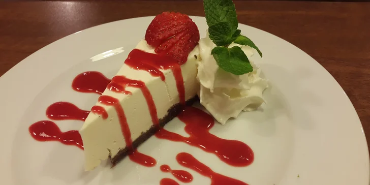 Domácí cheesecake a italské kávy s výhledem na Petřín