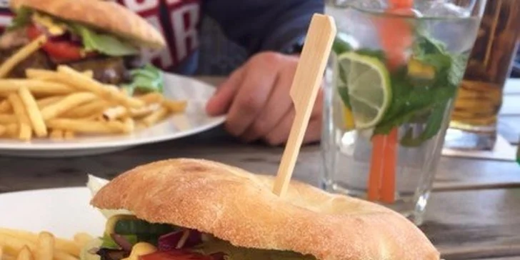 Masitý hovězí burger Vingl i s porcí hranolků