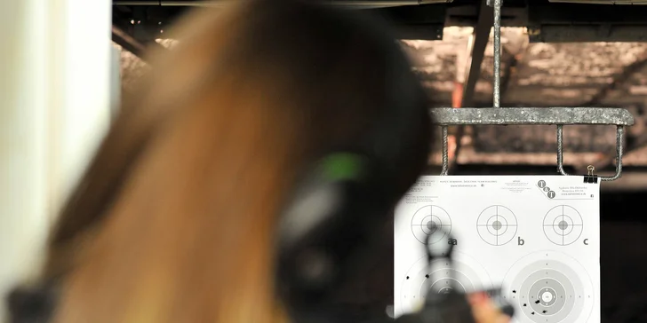 Zážitková streľba na krytej strelnici môže poslúžiť aj ako skvelý darček pre milovníkov adrenalínových zážitkov či ako miesto na netradičné rande.