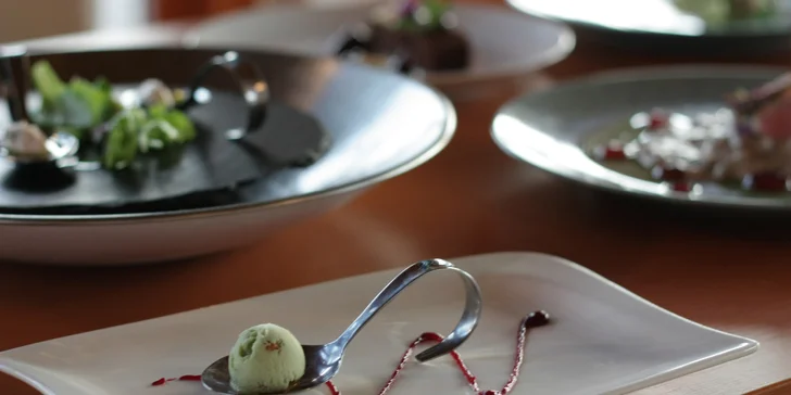 Hostinu uzavírá petit four – sladká tečka, například vanilková zmrzlina s balsamikem.