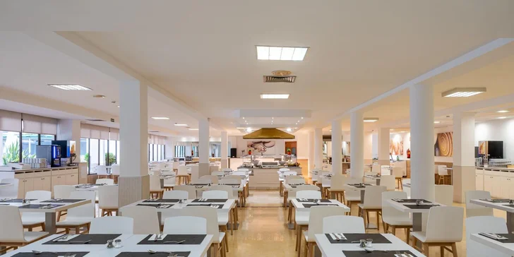 Nehraje se tu na složitou zážitkovou gastronomii, nýbrž na chutnost a dostatečný výběr, ze kterého si snadno poskládají talíř dospělí i děti.