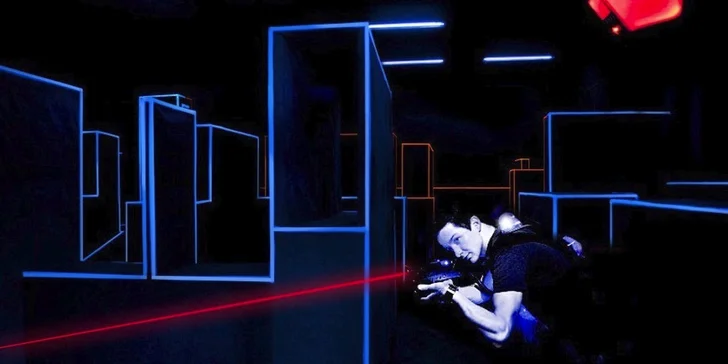 Parádní laserová střílečka v technologicky vymakané aréně