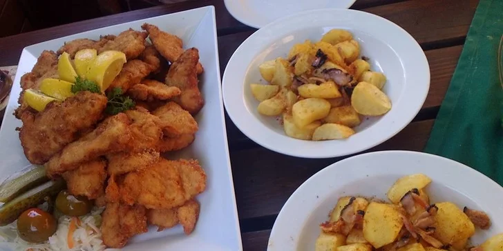 1,5 kg vepřových a kuřecích řízků s pirátskými brambory