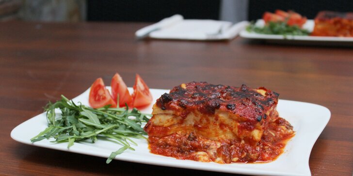 Dvoje poctivé lasagne v italském ristorante u Staromáku