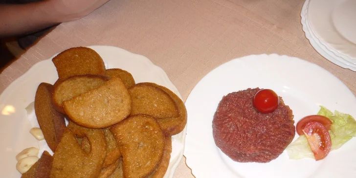 300g tatarák s neomezeným množstvím topinek v restauraci Pod Parohama