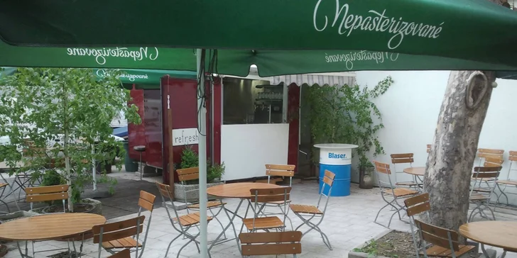 Dva smažené sýry, porce hranolků a tatarka