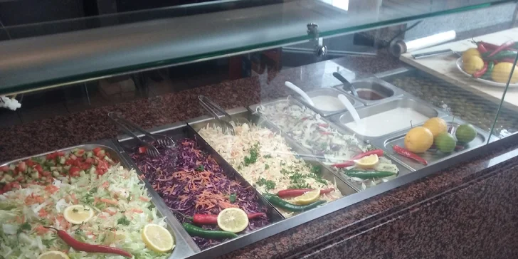 Kebab jak se patří a pití k tomu – v restauraci nebo s sebou